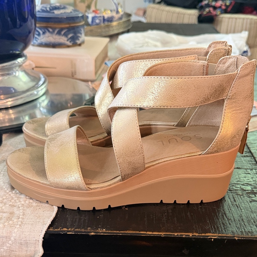SOUL Naturalizer Metallic Gold Crisscross Wedge Sandals - Picture 4 of 9
